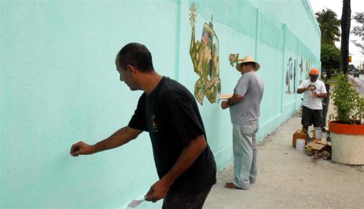 Los caricaturistas Adalberto Linares (en primer plano) y Pedro Méndez, durante las jornadas de creación del nuevo mural contra el terrorismo. 